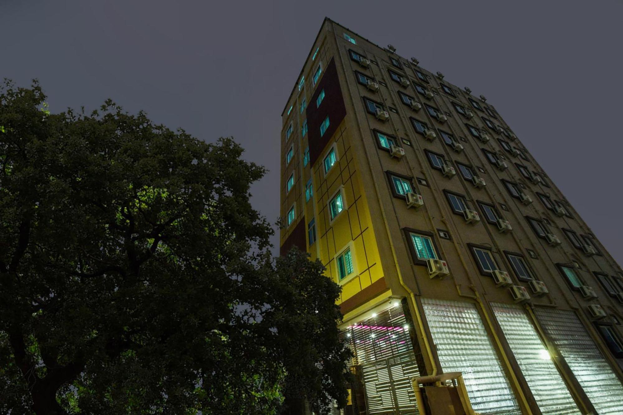 Super Townhouse Kokapet Formerly Aarian Tej Nilayam Gundipet Buitenkant foto