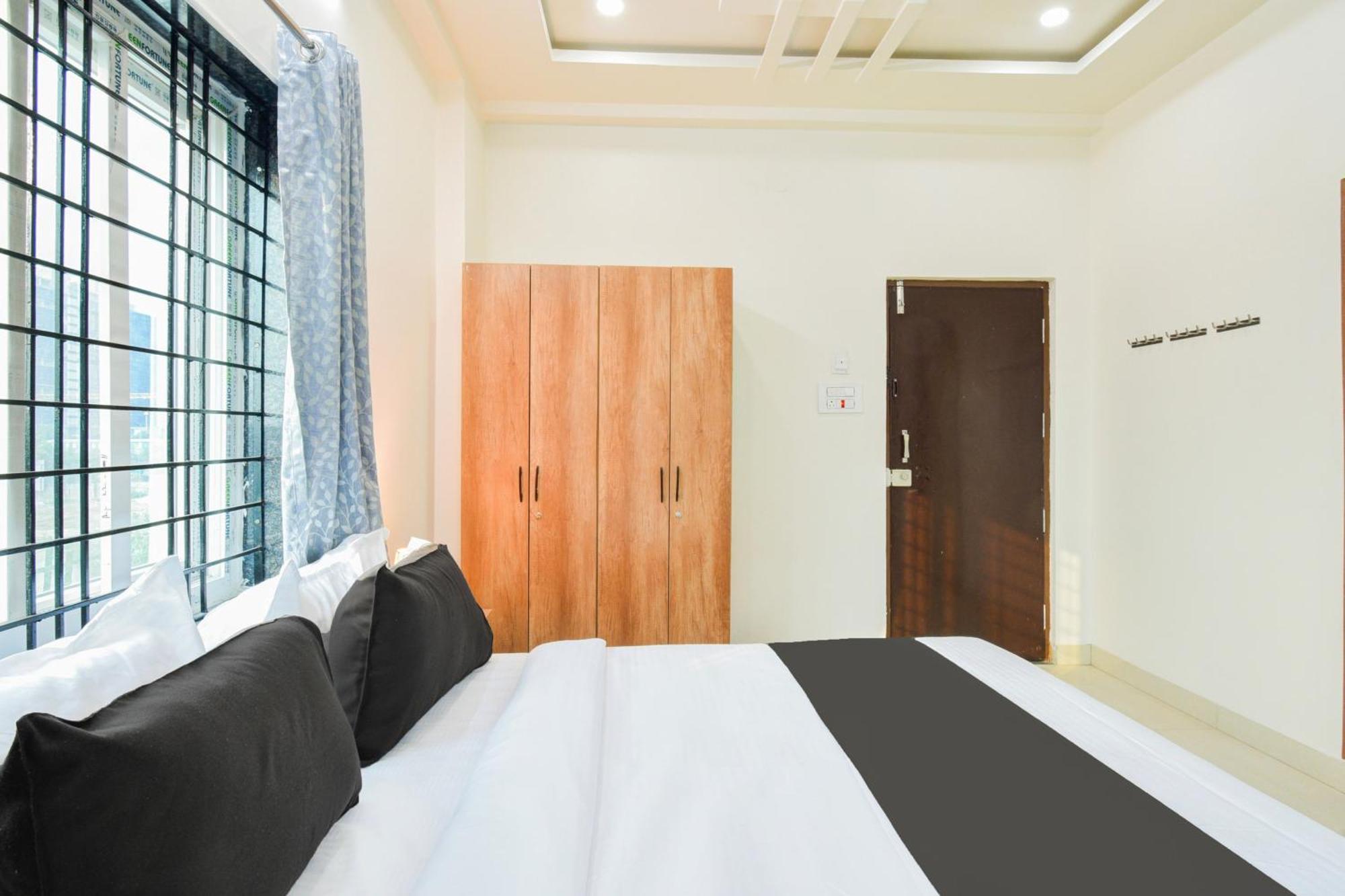Super Townhouse Kokapet Formerly Aarian Tej Nilayam Gundipet Buitenkant foto