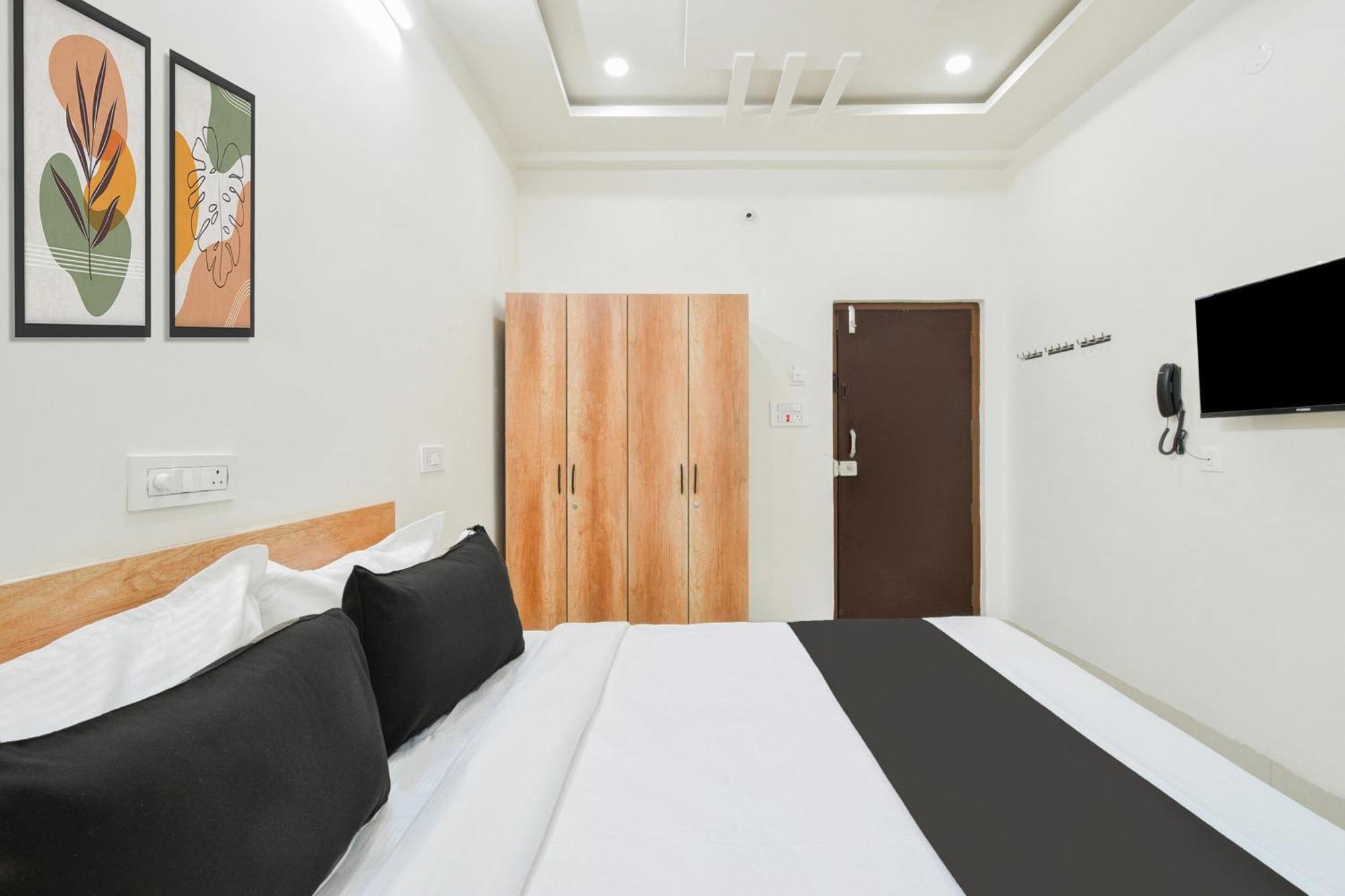 Super Townhouse Kokapet Formerly Aarian Tej Nilayam Gundipet Buitenkant foto