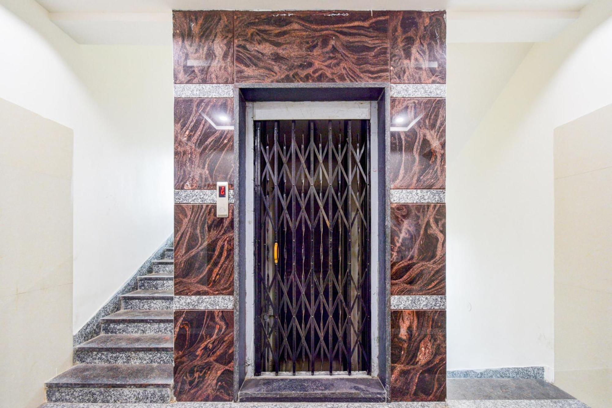 Super Townhouse Kokapet Formerly Aarian Tej Nilayam Gundipet Buitenkant foto